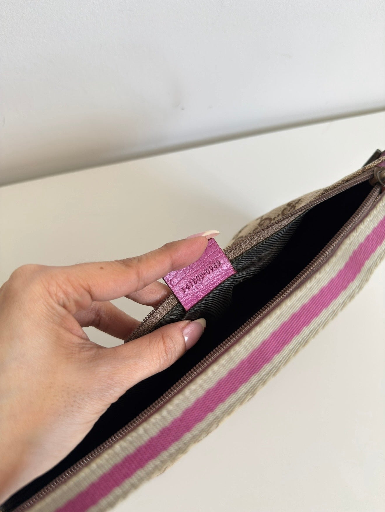 Gucci GG Canvas Boat Bag – Beige x Pink